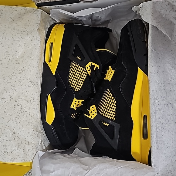 Jordan 4 Thunder Yellow and Black Men's Size 9 - Picture 2 of 5